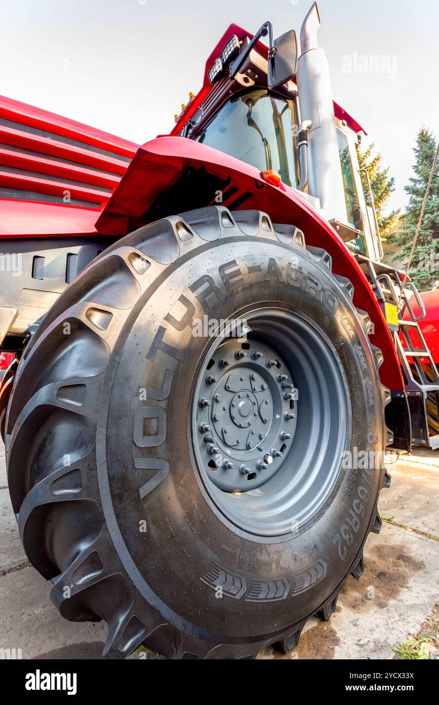 Grande ruota del nuovo trattore agricolo moderno Kirovets K 4 esposto all'annuale fiera agroindustriale Volga Foto Stock