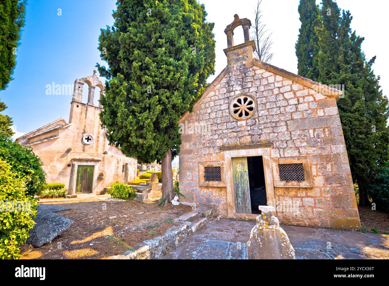 Vista del villaggio in pietra di Skrip sulle vecchie cappelle Foto Stock