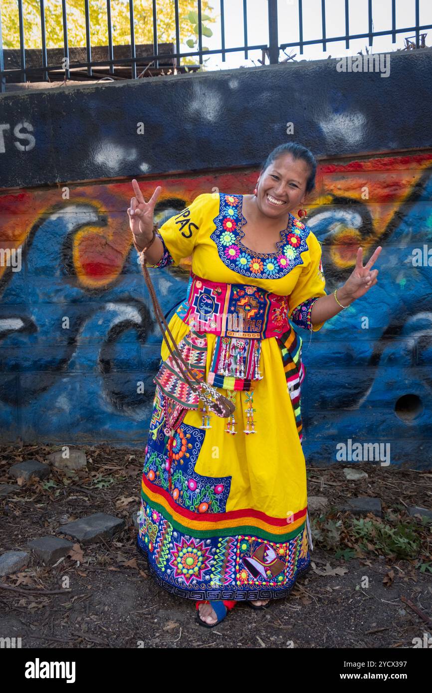 Ritratto in posa di un americano boliviano di mezza età nella Fraternità culturale Pachamama. Prima della parata americana boliviana nel Queens, New York. Foto Stock