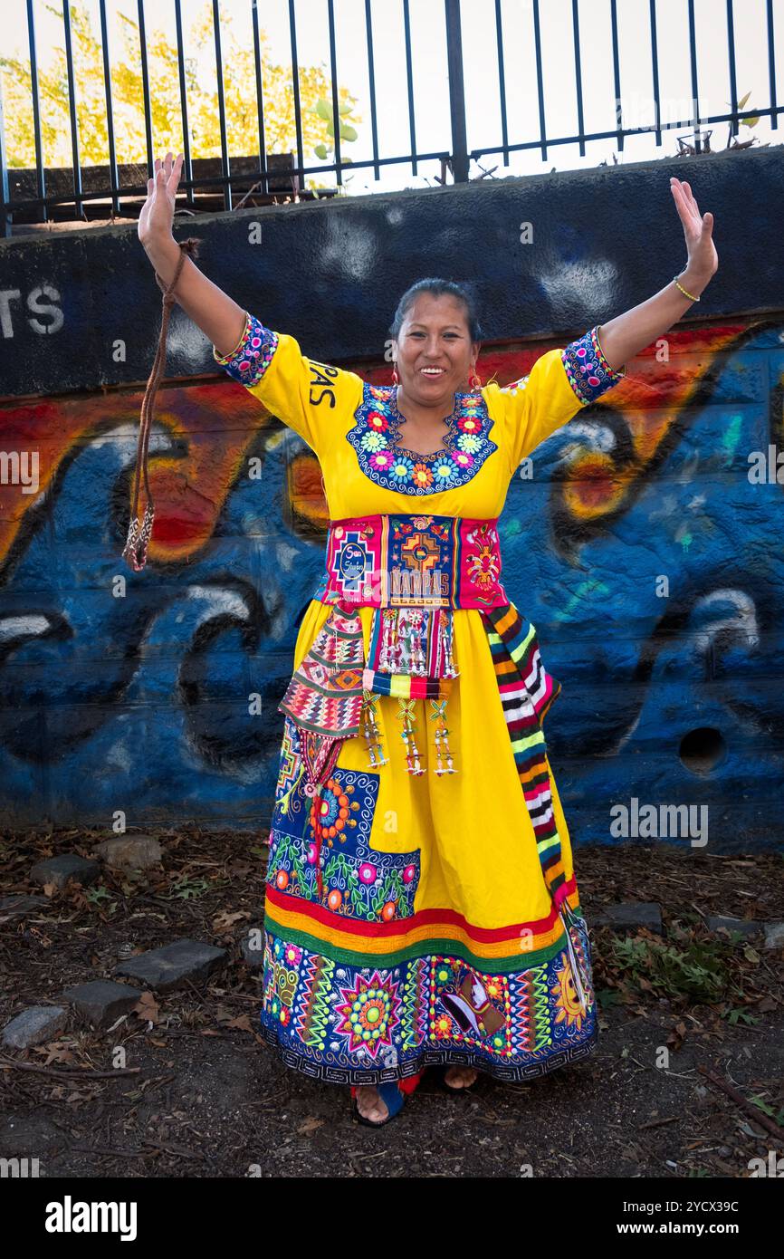 Ritratto in posa di un americano boliviano di mezza età nella Fraternità culturale Pachamama. Prima della parata americana boliviana nel Queens, New York. Foto Stock