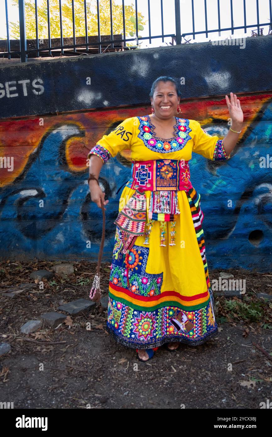 Ritratto in posa di un americano boliviano di mezza età nella Fraternità culturale Pachamama. Prima della parata americana boliviana nel Queens, New York. Foto Stock
