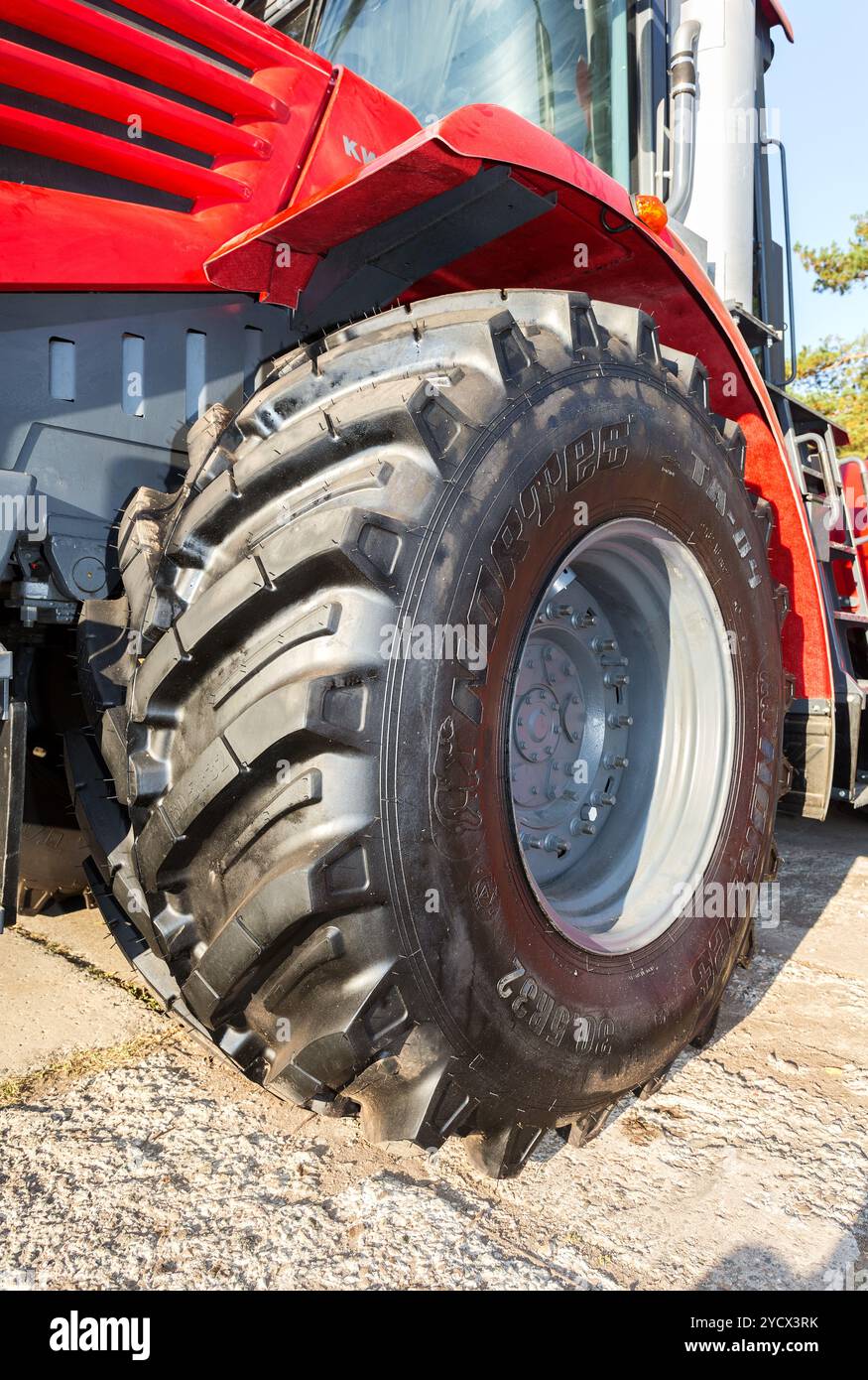 Grande ruota del nuovo trattore agricolo moderno Kirovets K 4 Foto Stock