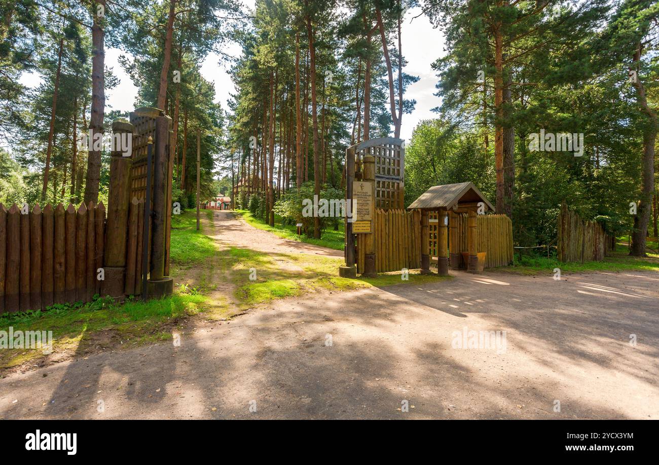 Ingresso all'antico complesso architettonico di Peryn Skete con la Chiesa della Natività di nostra Signora a Veliky Novgorod, Russia Foto Stock
