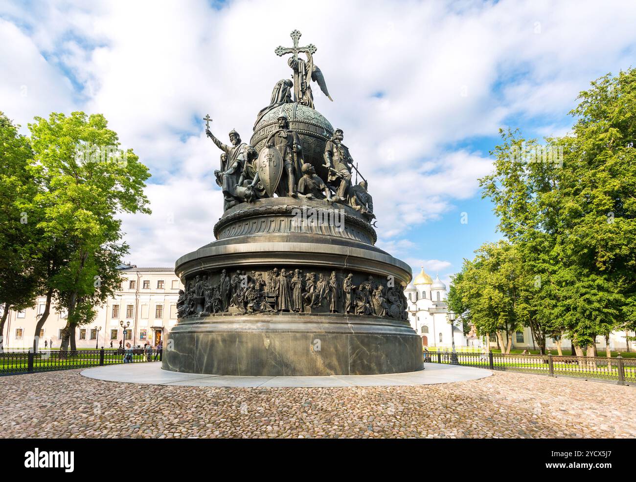 Millennium of Russia Monument (1862) nel Cremlino di Novgorod, Russia Foto Stock