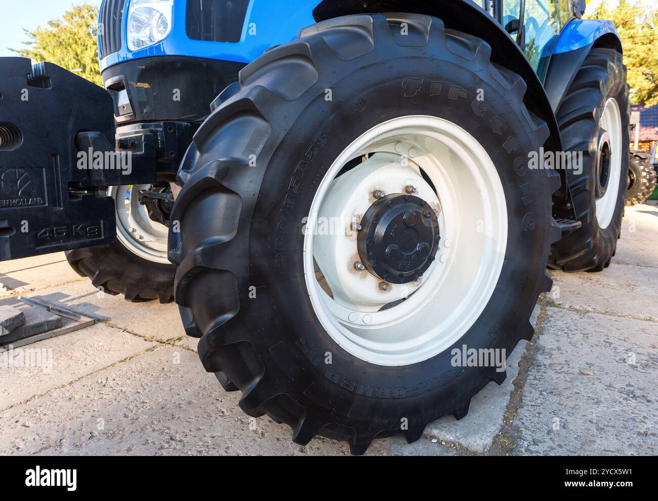 Grande ruota del nuovo trattore agricolo moderno New Holland in mostra all'annuale fiera agro-industriale Volga Foto Stock