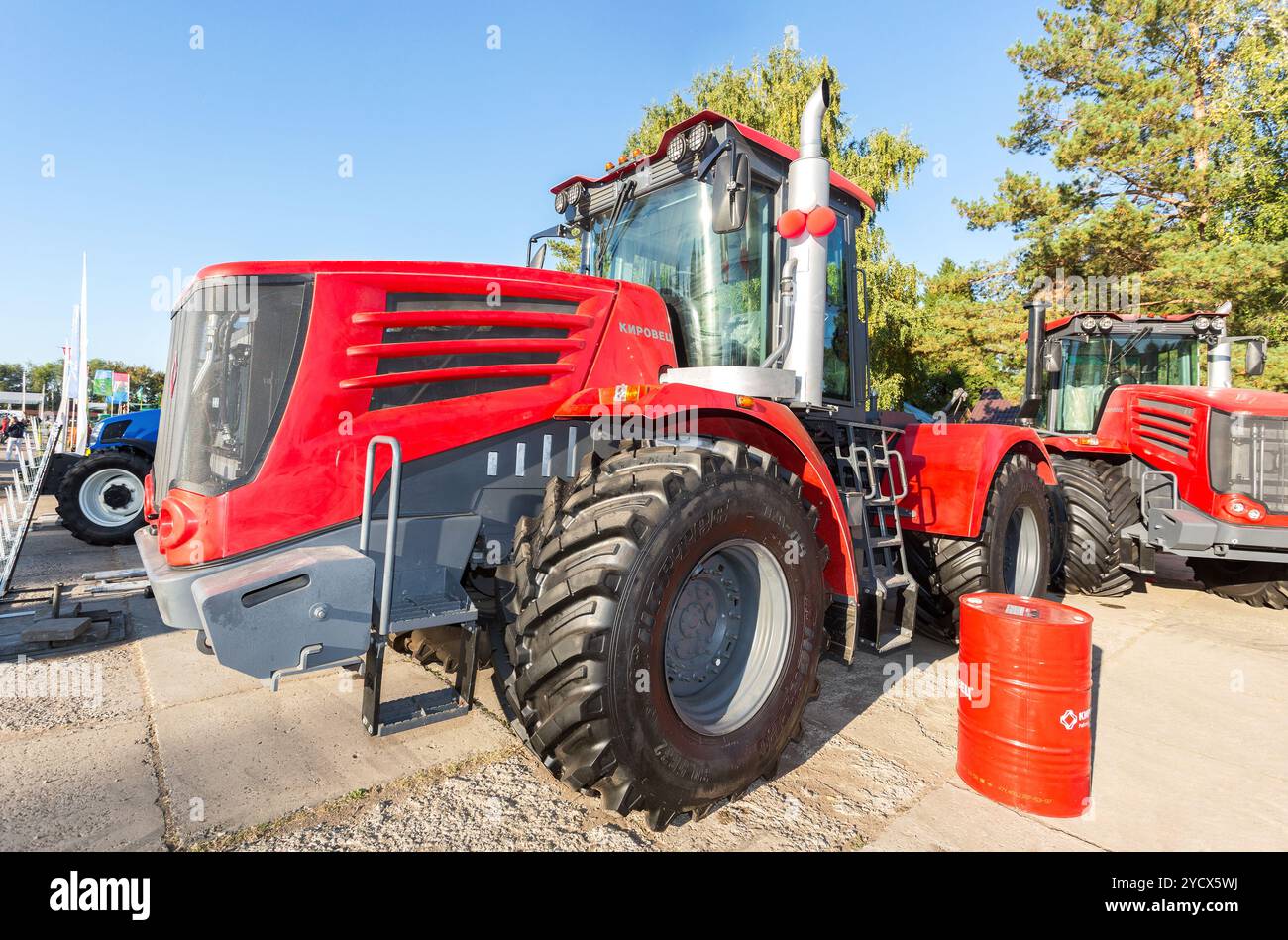 I moderni trattori agricoli Kirovets K9450 sono stati esposti all'annuale fiera agro-industriale Volga Foto Stock