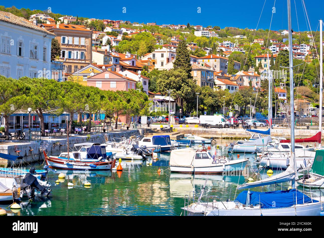 Idilliaco litorale mediterraneo in Volosko village Foto Stock