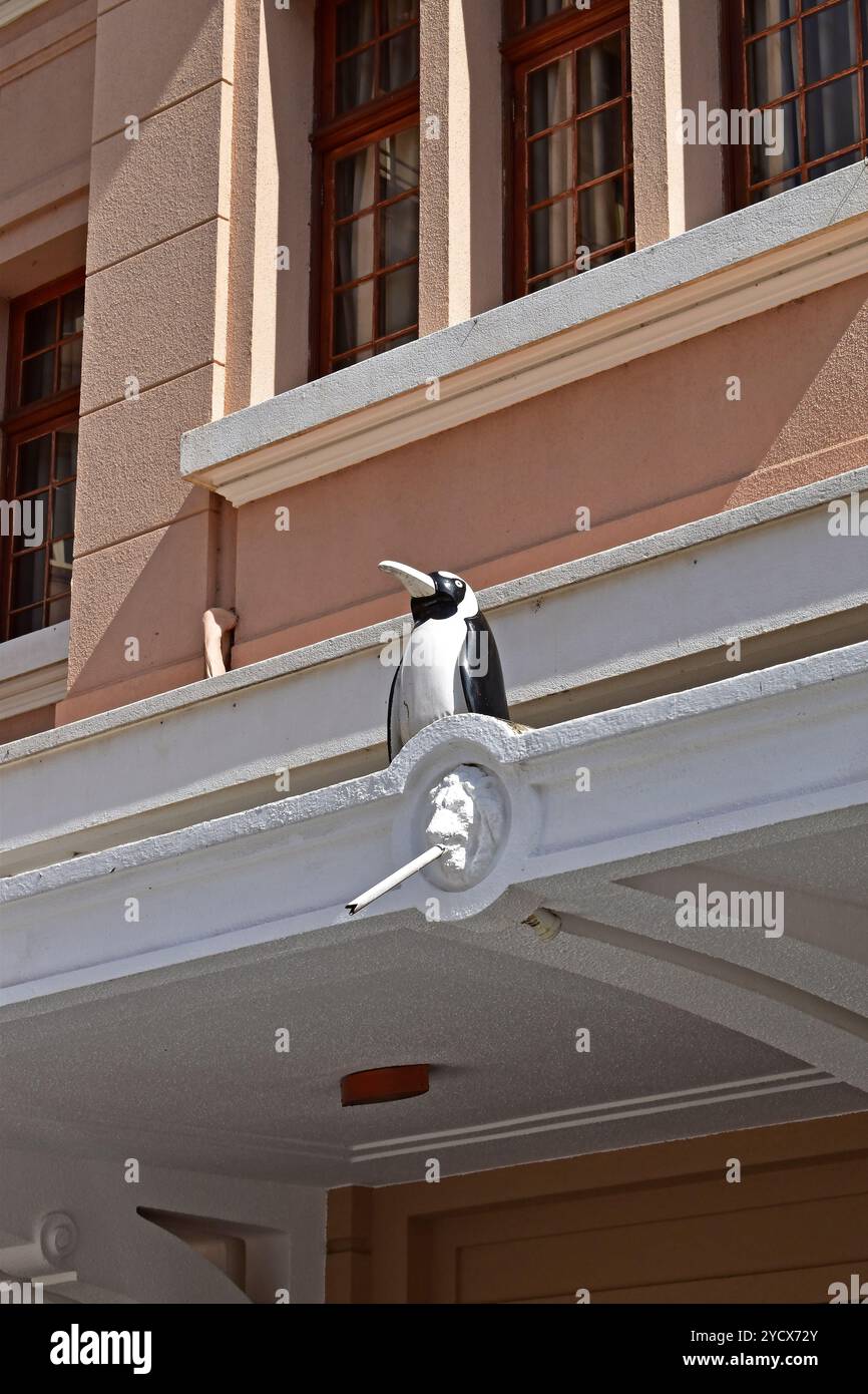 RIBEIRAO PRETO, SAN PAOLO, BRASILE - 17 aprile 2023: Pinguino simbolo della "Choperia Pinguim", tradizionale e famosa birreria nel centro della città Foto Stock