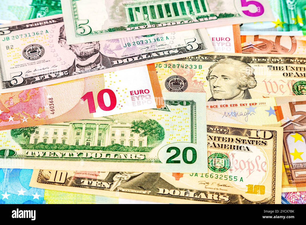 Sfondo di denaro dalla carta moneta di euro e dollari americani Foto Stock