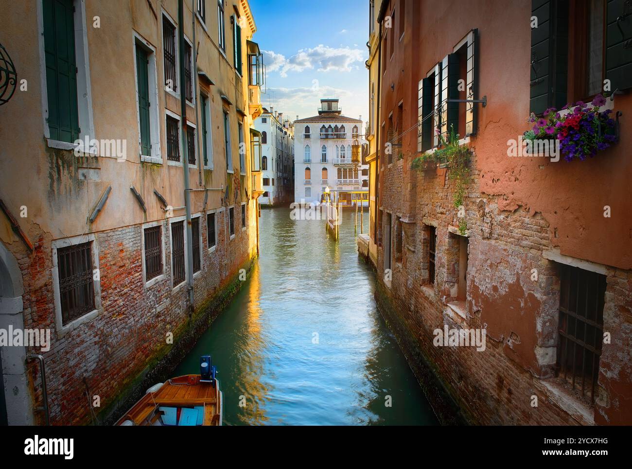 Stretto canale di Venezia Foto Stock