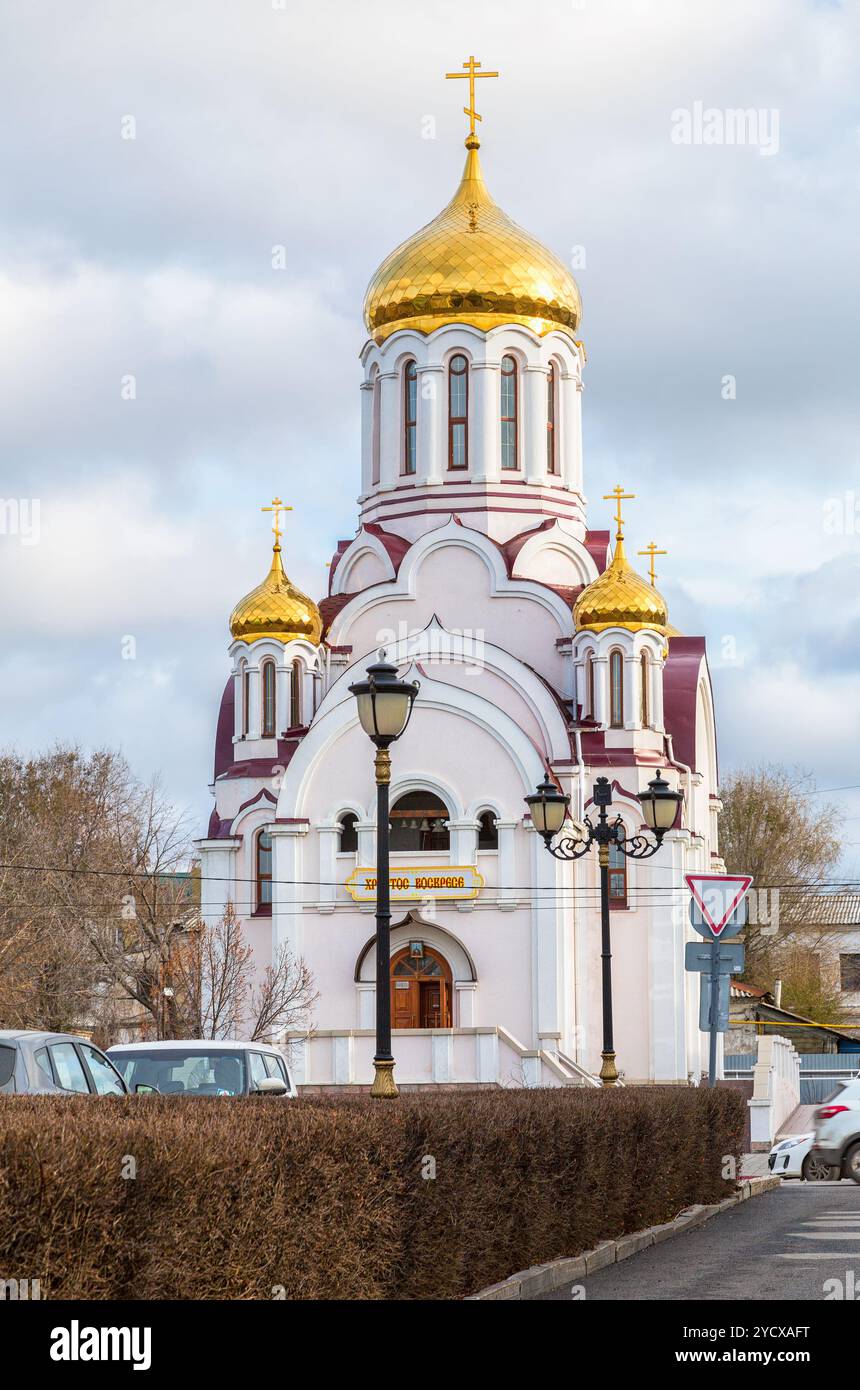 Chiesa ortodossa in onore dell'icona della madre di Dio Derzhavnaya a Samara, Russia. Testo in russo: Cristo è risorto Foto Stock