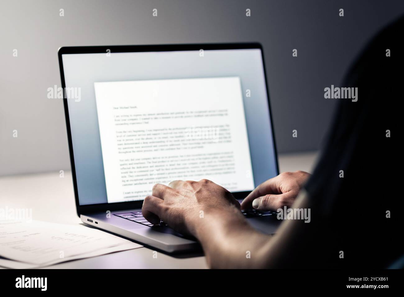 Scrivere blog o contenuti. Scrittore con computer portatile. Scrivi lettera, articolo, libro, saggio universitario, documento di testo o cv. Report sulle notizie aziendali. Foto Stock