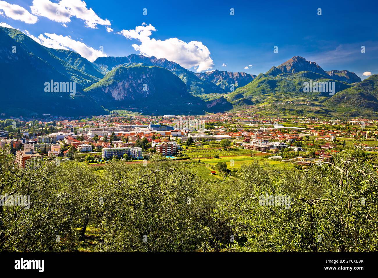 Vista aerea di Riva del Garda e delle Alpi italiane nella regione dell'alto Adige Foto Stock