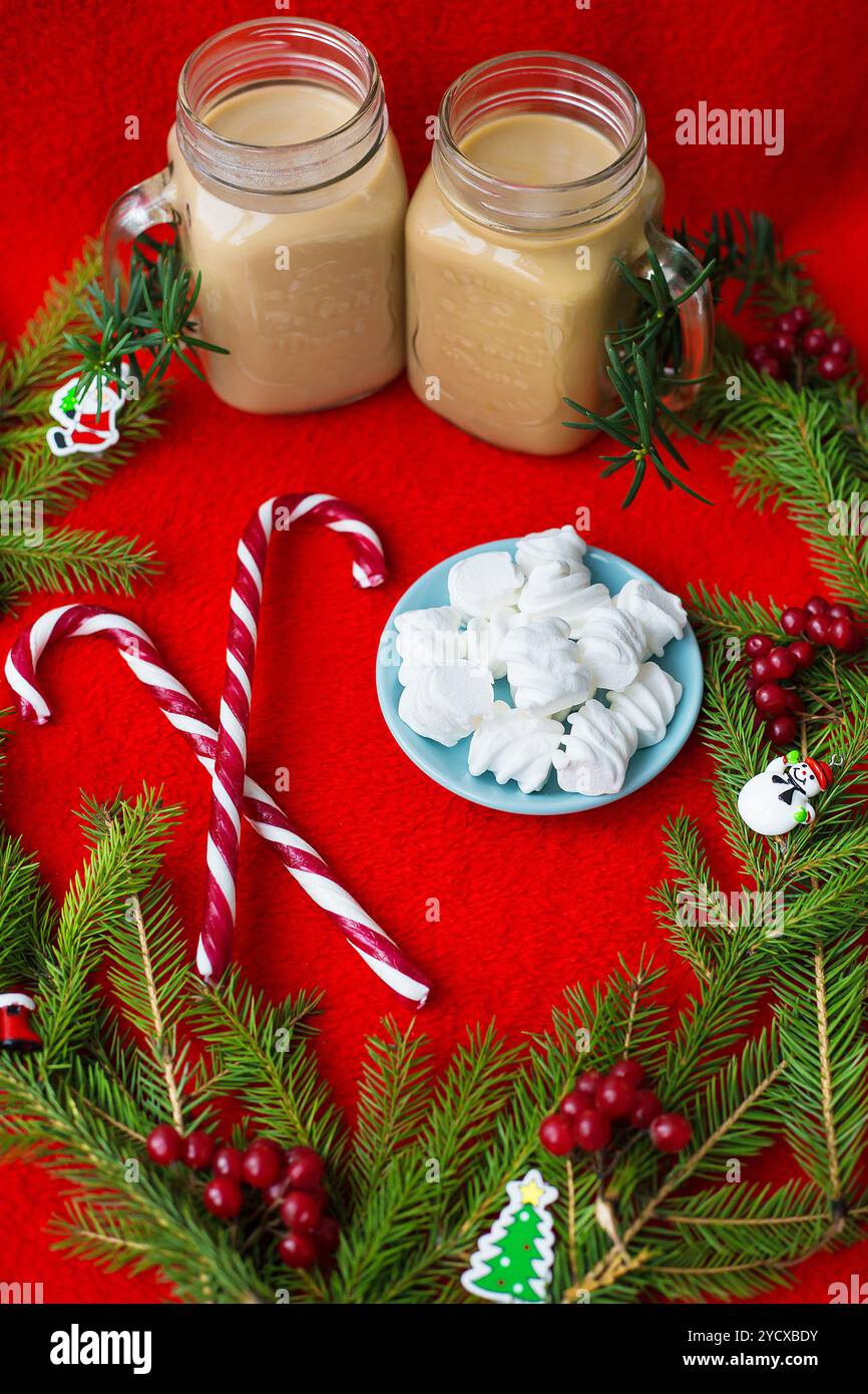 Albero di Natale, caramelle, caffè marshmellou su sfondo rosso. Felice anno nuovo Foto Stock