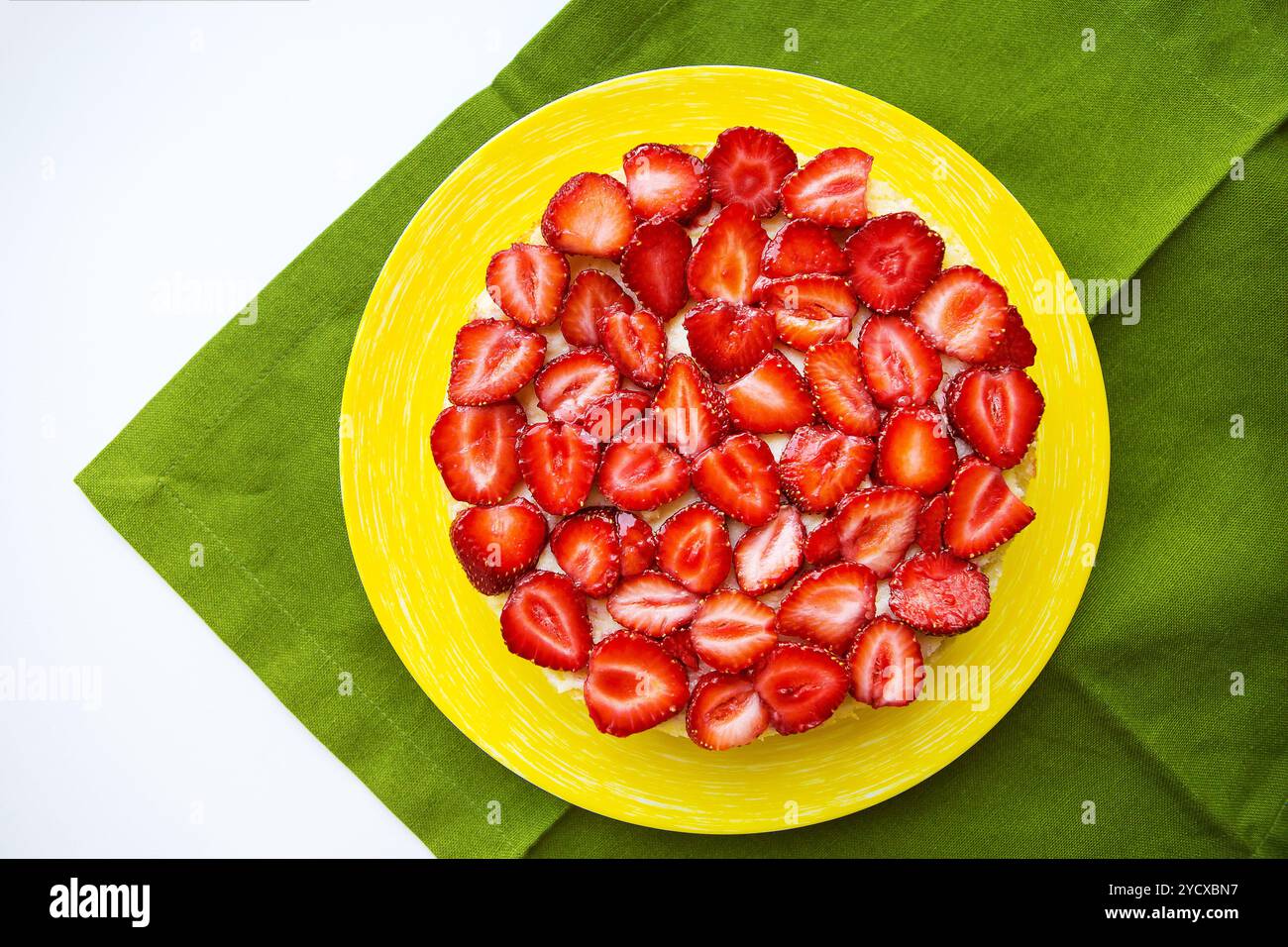 Bellissima la torta di fragole è sul tavolo, verde igienico Foto Stock