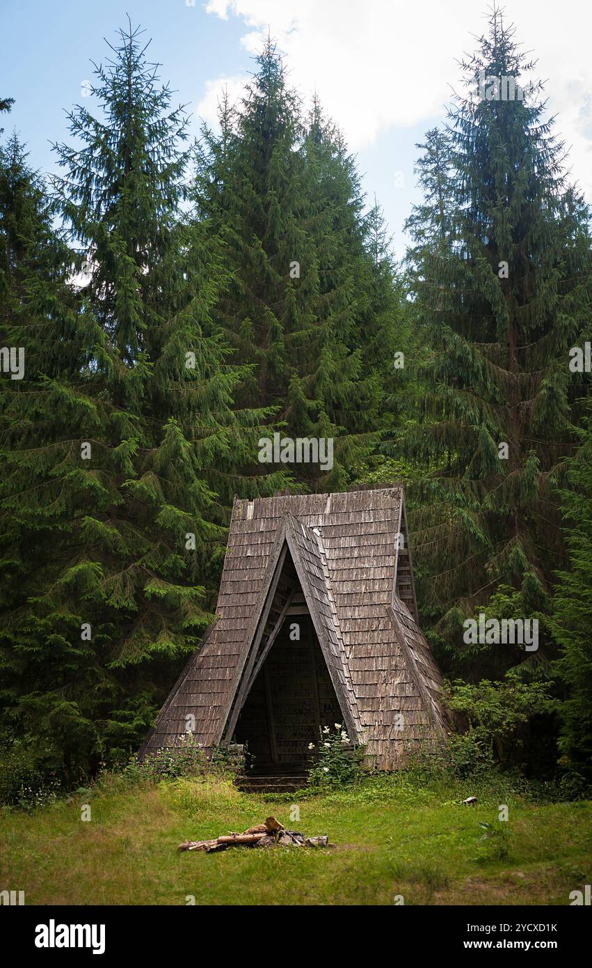 Casa di legno nella foresta per i turisti Foto Stock