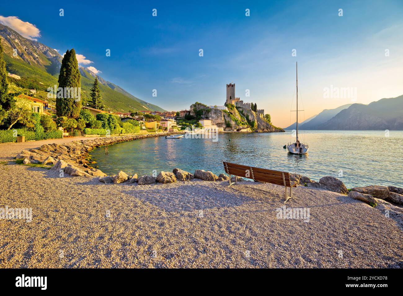 Città di castello di Malcesine e vista mare Foto Stock
