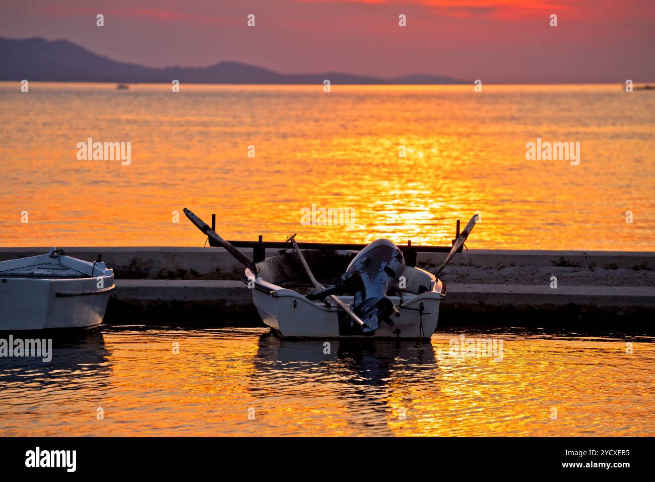 Vecchia barca sul golden vista tramonto Foto Stock