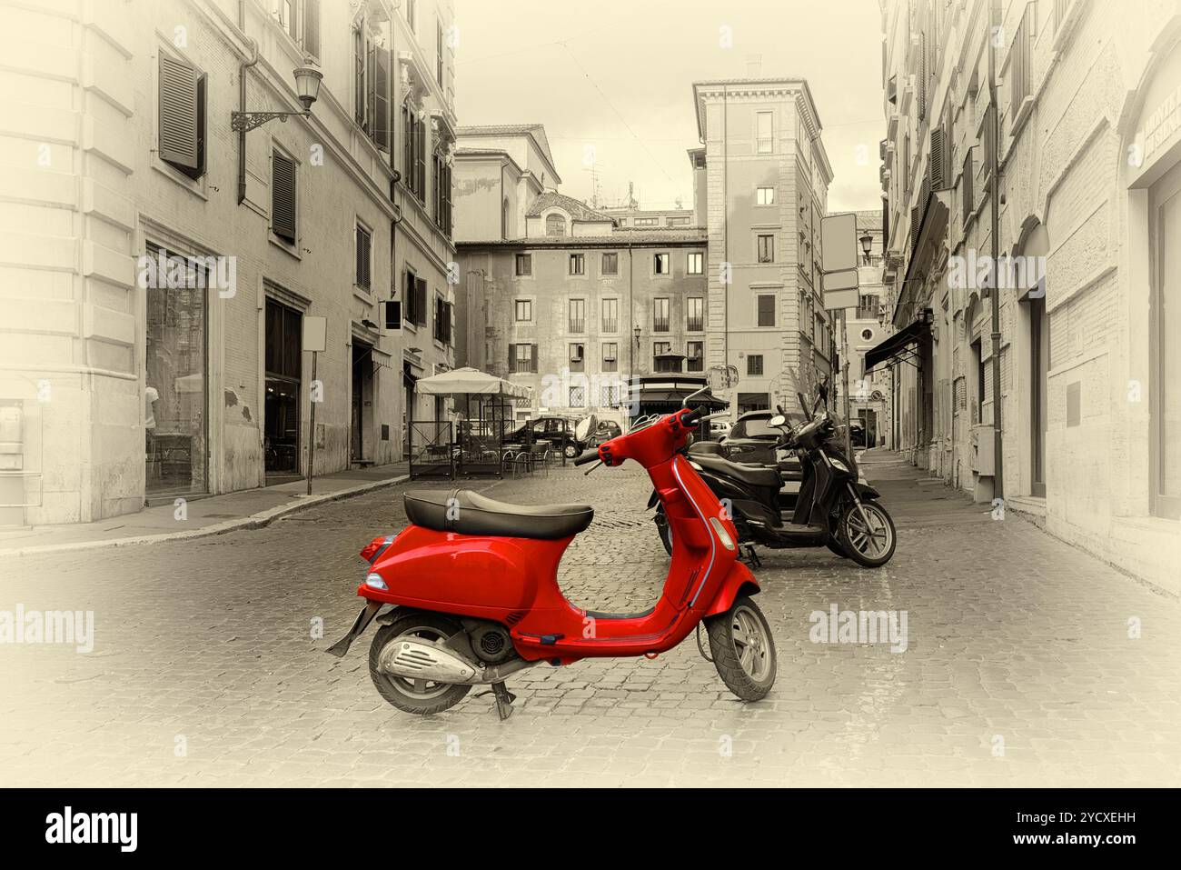 Piccolo rosso moto sulla strada romana, Italia Foto Stock