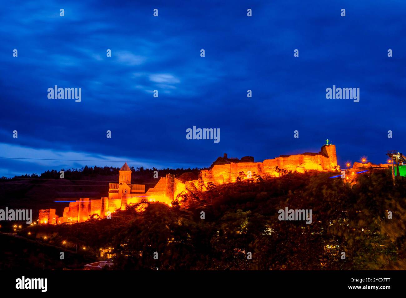 Castello di Tbilisi di notte, Georgia Foto Stock