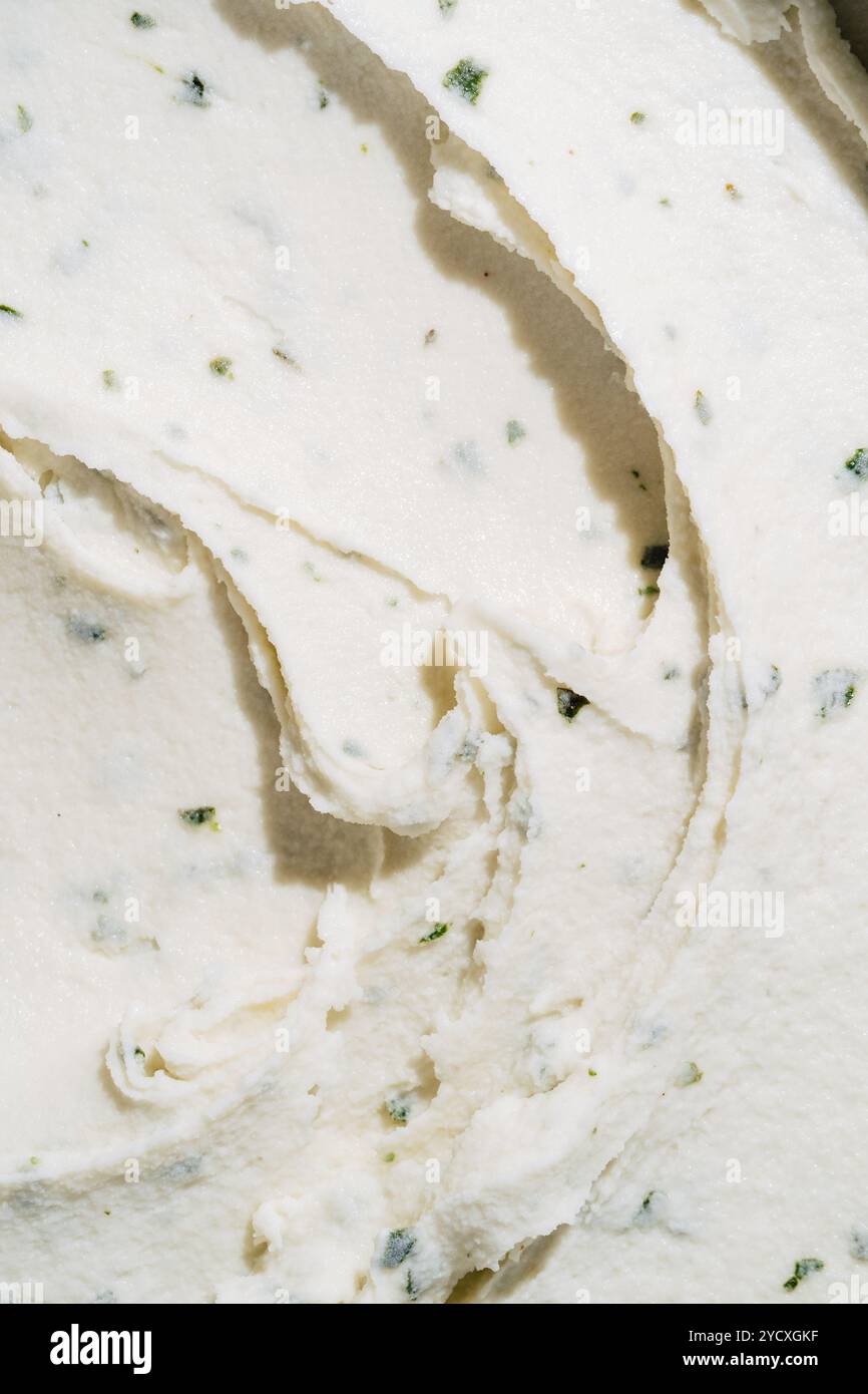 Vista ravvicinata del gelato alla menta servito in una caffetteria. L'immagine è caratterizzata da un primo piano dettagliato che sottolinea la texture cremosa e il verde brillante Foto Stock
