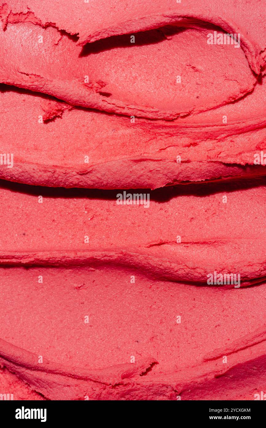 Una vista dettagliata e ravvicinata del gelato rosso a strati, evidenziandone la ricca consistenza e il colore. Foto Stock
