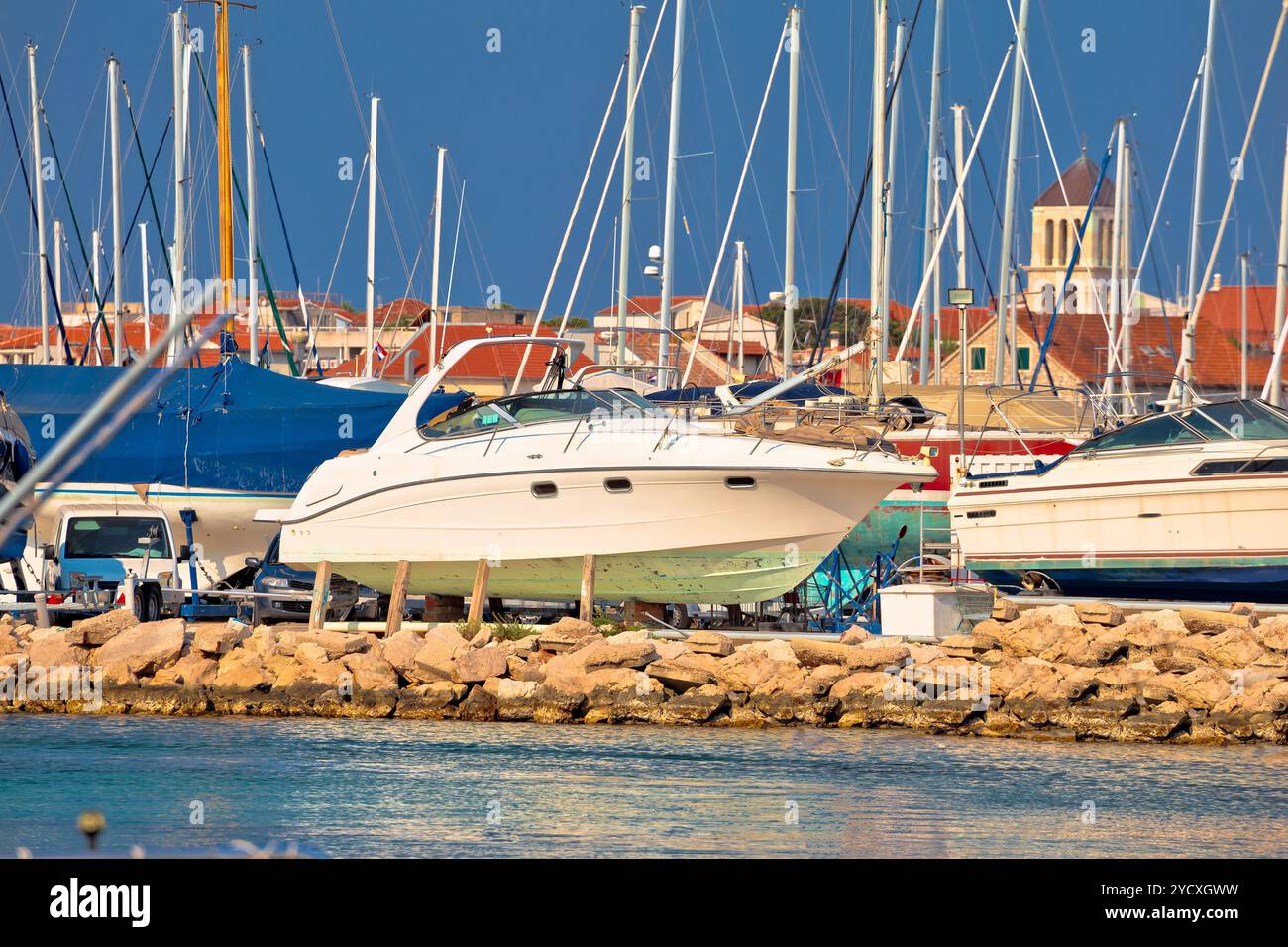 Yacht sul bacino di carenaggio in vista marina Foto Stock