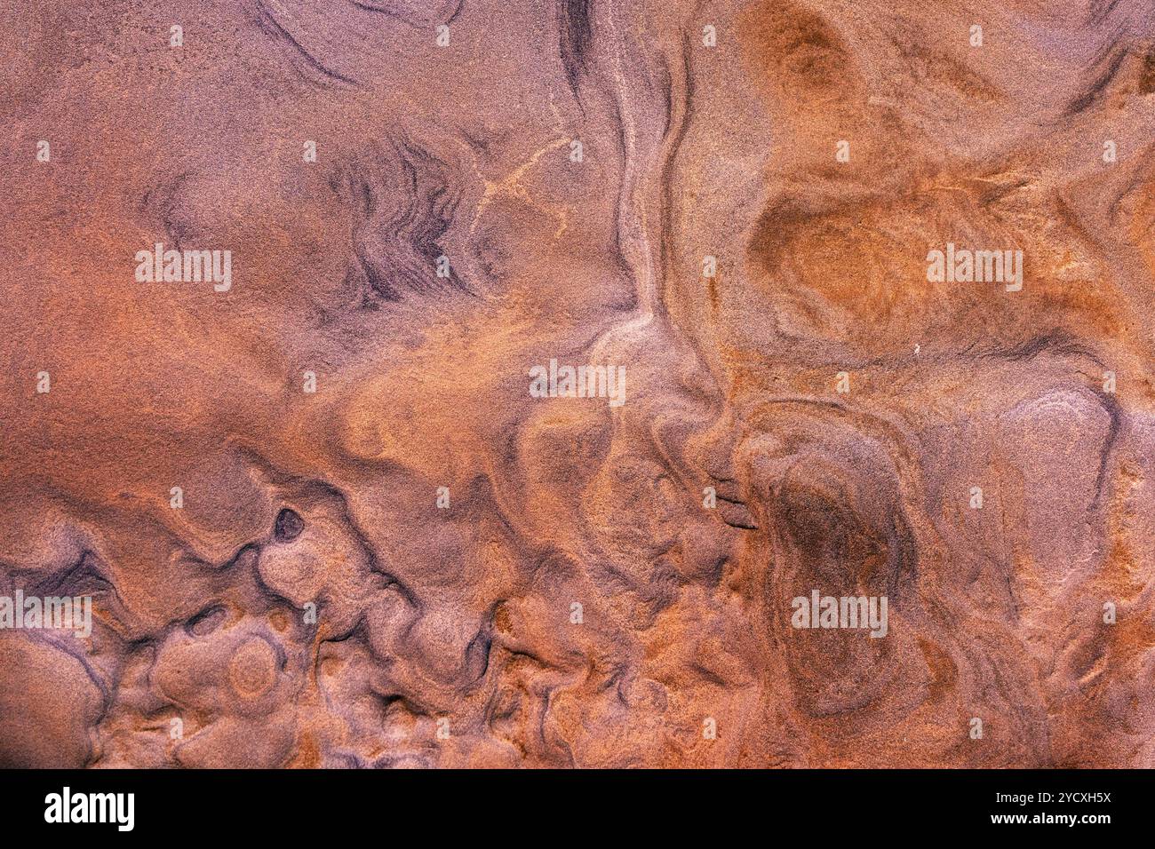 Motivi e texture unici in arenaria, indicativi della diversa geologia cantabrica in Spagna, ideali per elementi di sfondo o di design naturali. Foto Stock