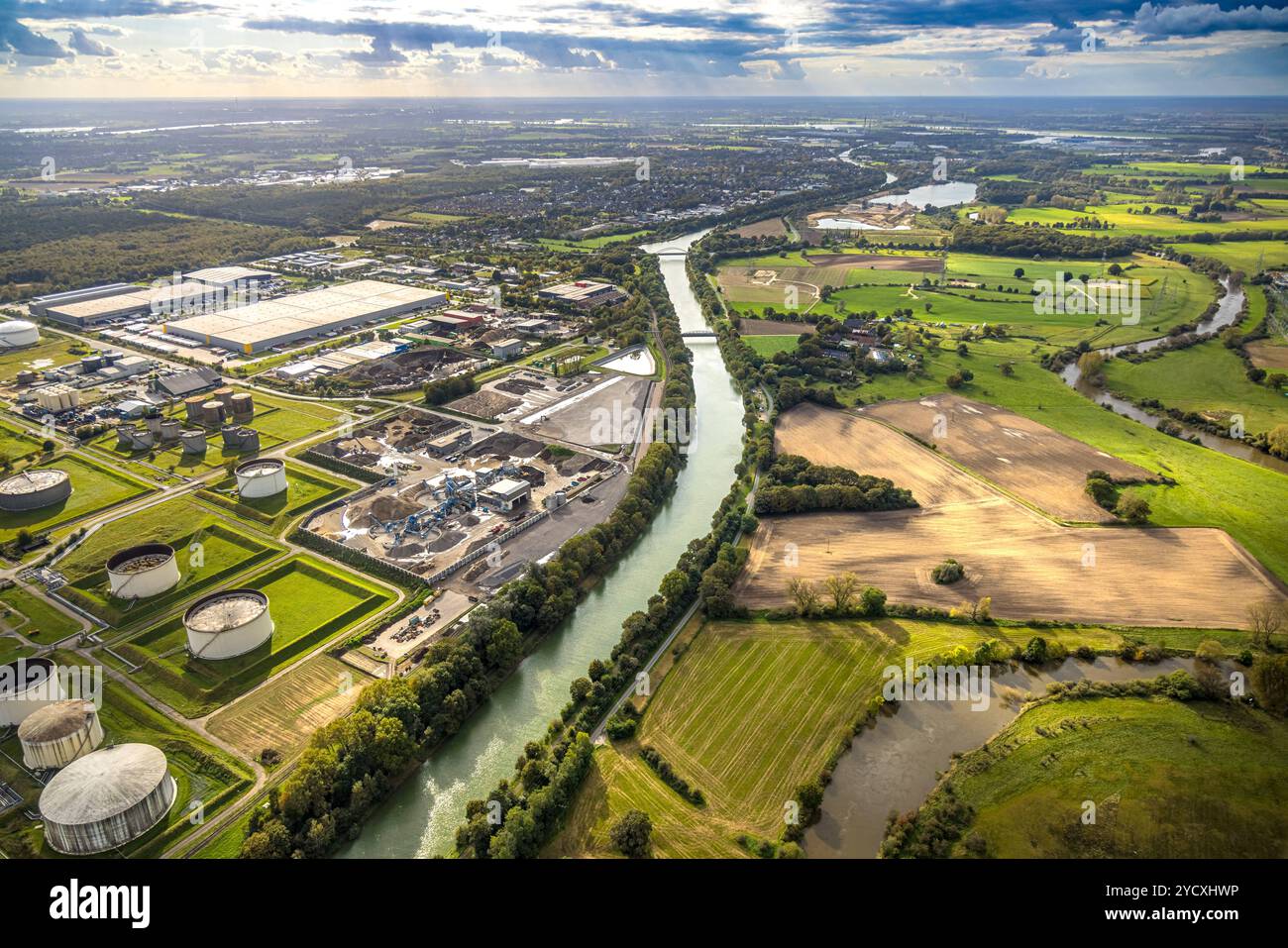 Luftbild, Hünxe Gewerbepark am Wesel-Datteln-Kanal mit TanQuid GmbH Tanklager Hünxe, LGI Logistics Solution GmbH Logistikdienst, industrie- und Gewerbepark Hünxe Bucholtwelmen-West, Fluss Lippeaue, Fernsicht und blauer Himmel mit Wolken, Bucholtwelmen, Hünxe, Niederrhein, Nordrhein-Westfalen, Deutschland ACHTUNGxMINDESTHONORARx60xEURO *** Vista aerea, parco industriale Hünxe sul canale Wesel Datteln con serbatoio TanQuid GmbH Hünxe, LGI Logistics Solution GmbH servizio logistico, parco industriale e commerciale Hünxe Bucholtwelmen West, fiume Lippeaue, vista distante e cielo blu con nuvole, Buc Foto Stock