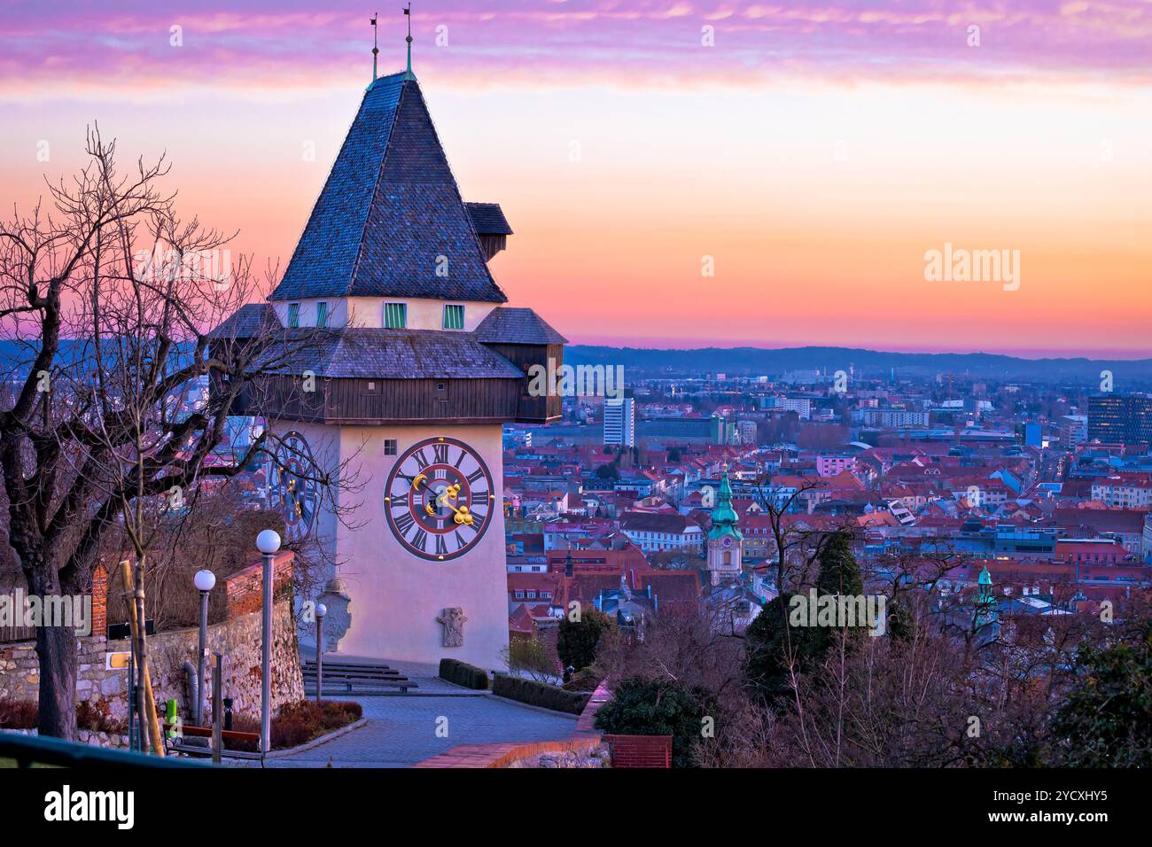 Graz e landmark cityscape crepuscolo vista dal Schlossberg Foto Stock