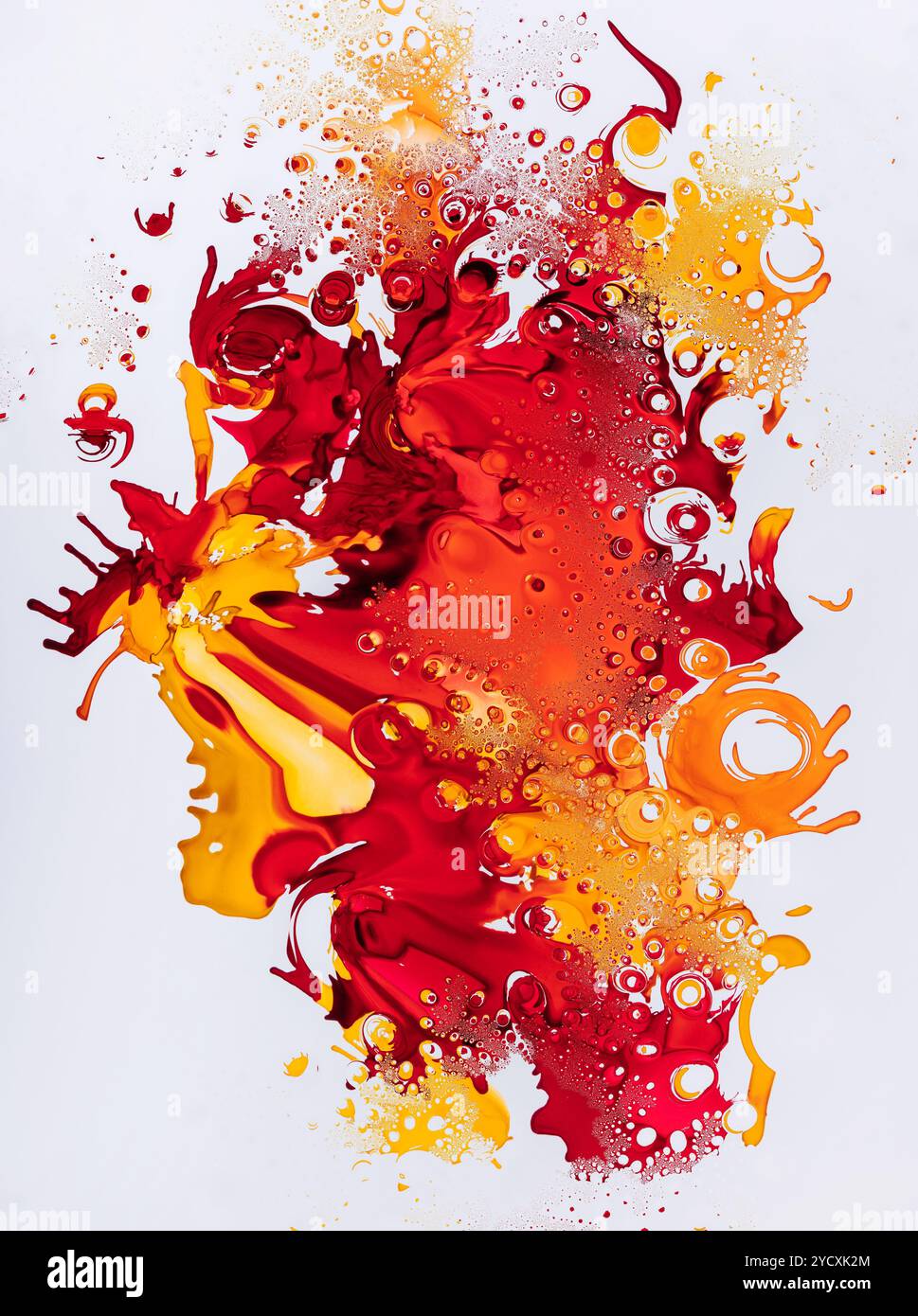 Una composizione accattivante caratterizzata da schizzi dinamici e astratti di inchiostro rosso e giallo Uniti a texture frizzanti, creando un'immagine visivamente sorprendente Foto Stock
