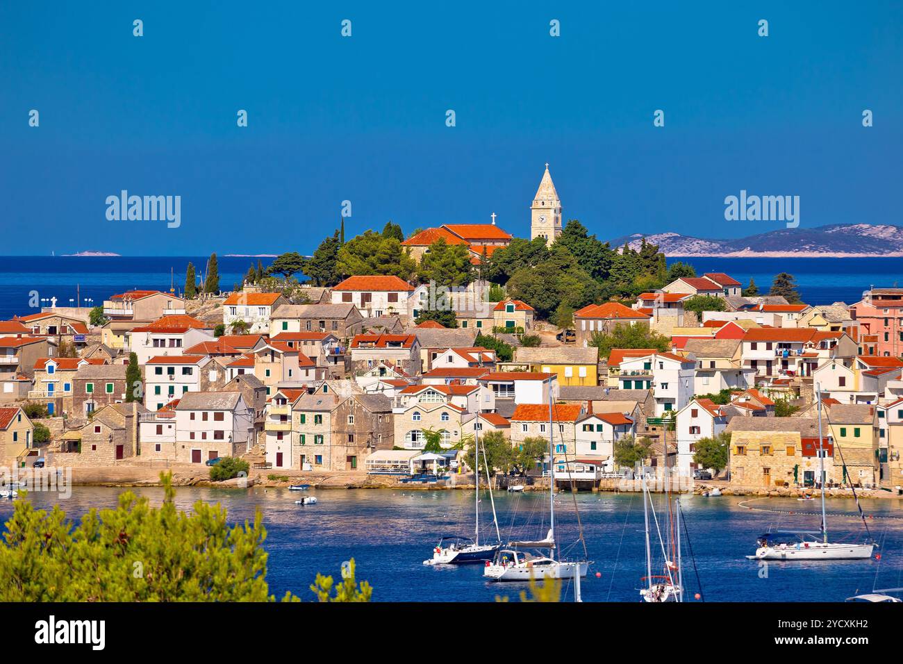 Adriatico destinazione turistica di Primosten vista sullo skyline Foto Stock