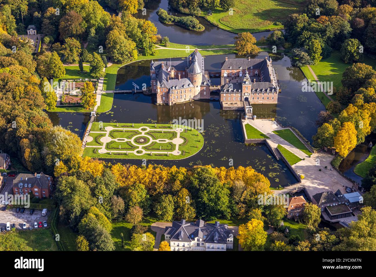 Luftbild, Schloss Wasserburg Anholt mit Schlosspark und Barockgarten, herbstliche Bäume, Anholt, Isselburg, Niederrhein, Nordrhein-Westfalen, Deutschland ACHTUNGxMINDESTHONORARx60xEURO *** Vista aerea, Castello Wasserburg Anholt con parco del castello e giardino barocco, alberi autunnali, Anholt, Isselburg, basso Reno, Renania settentrionale-Vestfalia, Germania ATTENTIONxMINDESTHONORARx60xEURO Foto Stock