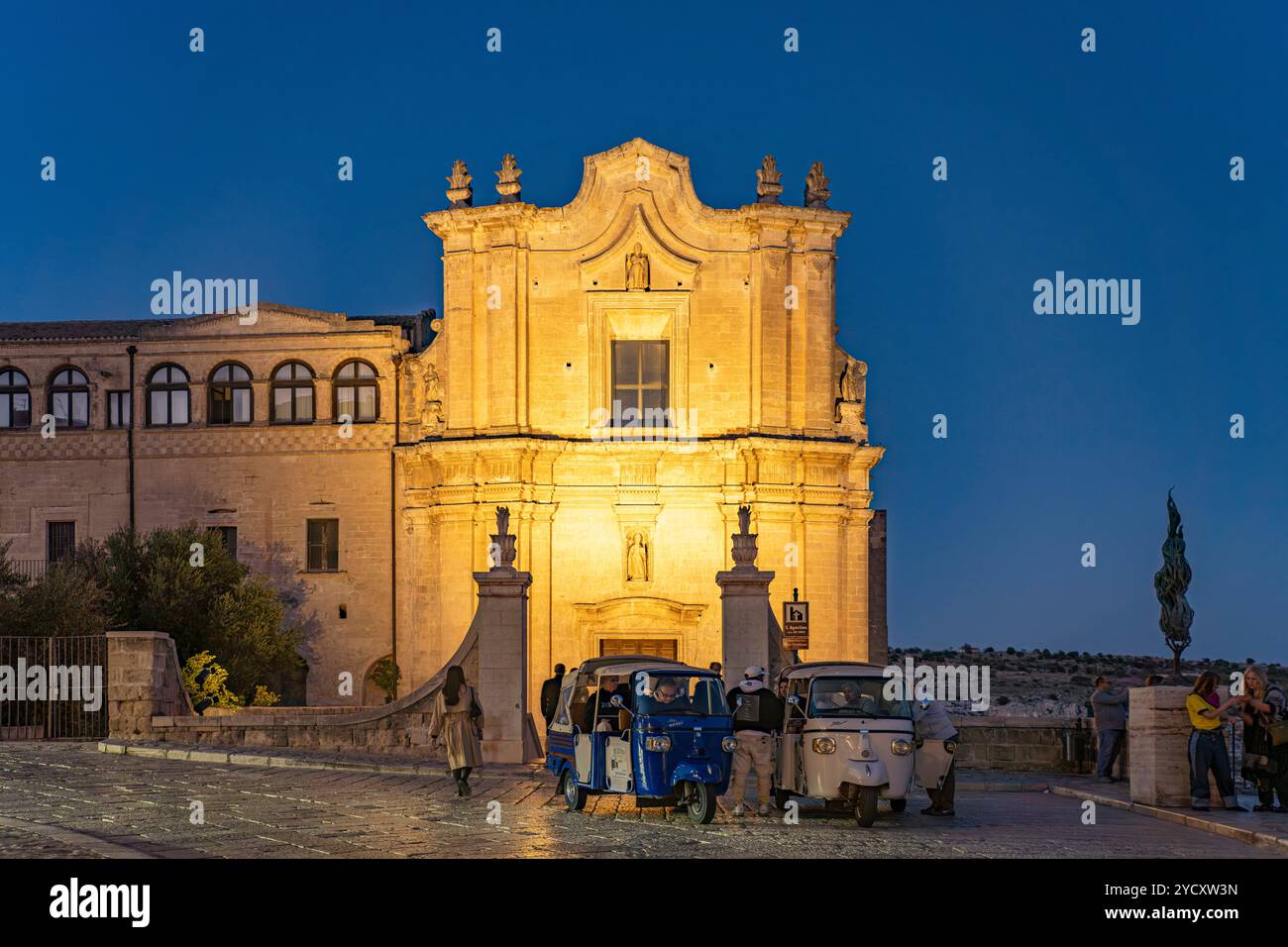 Kirche Sant Agostino Kirche und Kloster des heiligen Agostino Chiesa e Convento di Sant Agostino in der Abenddämmerung, Matera, Basilikata, Italien, E. Foto Stock