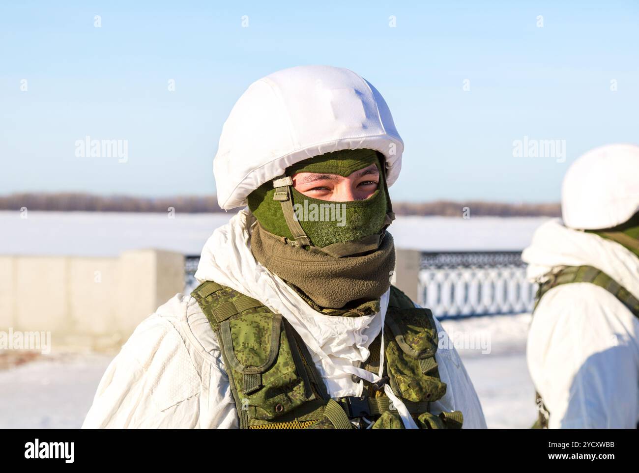 Soldato russo non identificato in uniforme invernale militare moderna in strada durante il festival della città Foto Stock