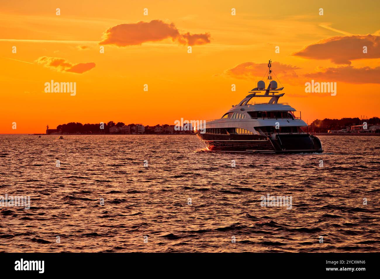Yacht di lusso sul mare aperto al golden sunset Foto Stock