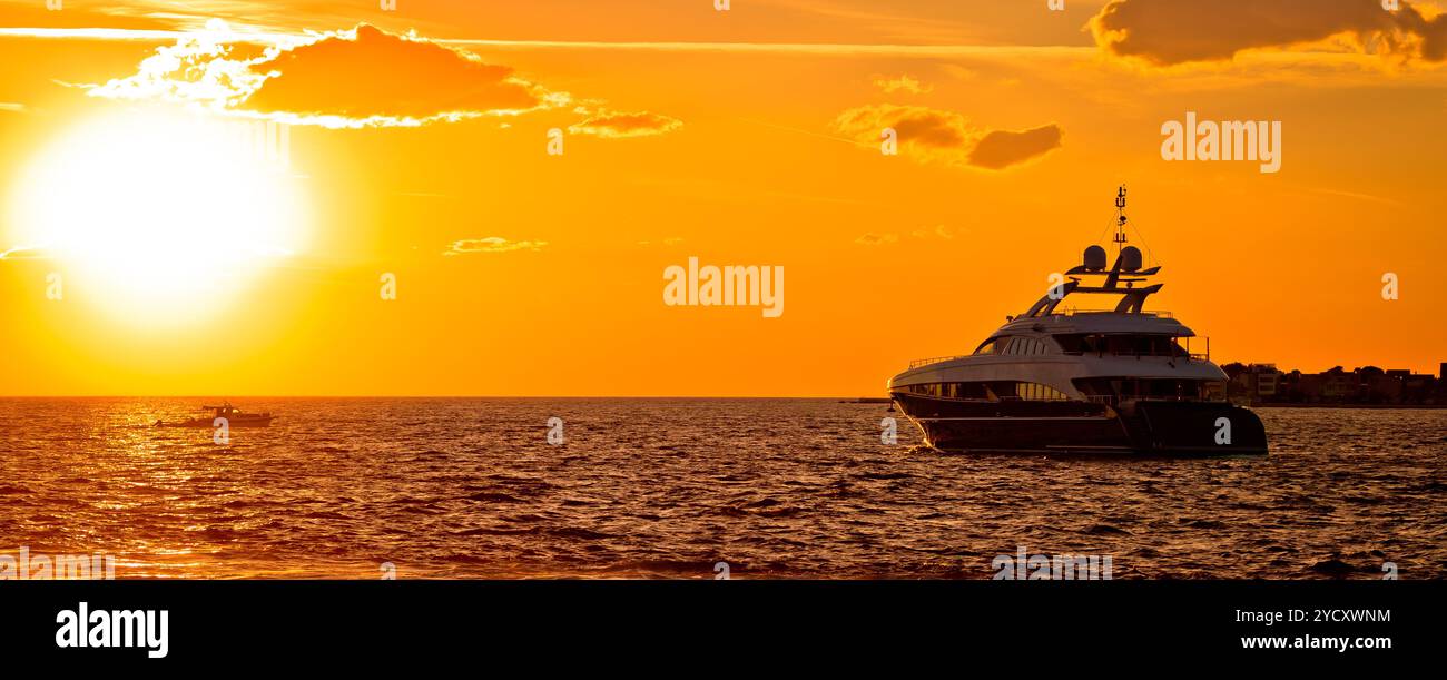 Yachtig sul mare aperto al golden sunset vista panoramica Foto Stock