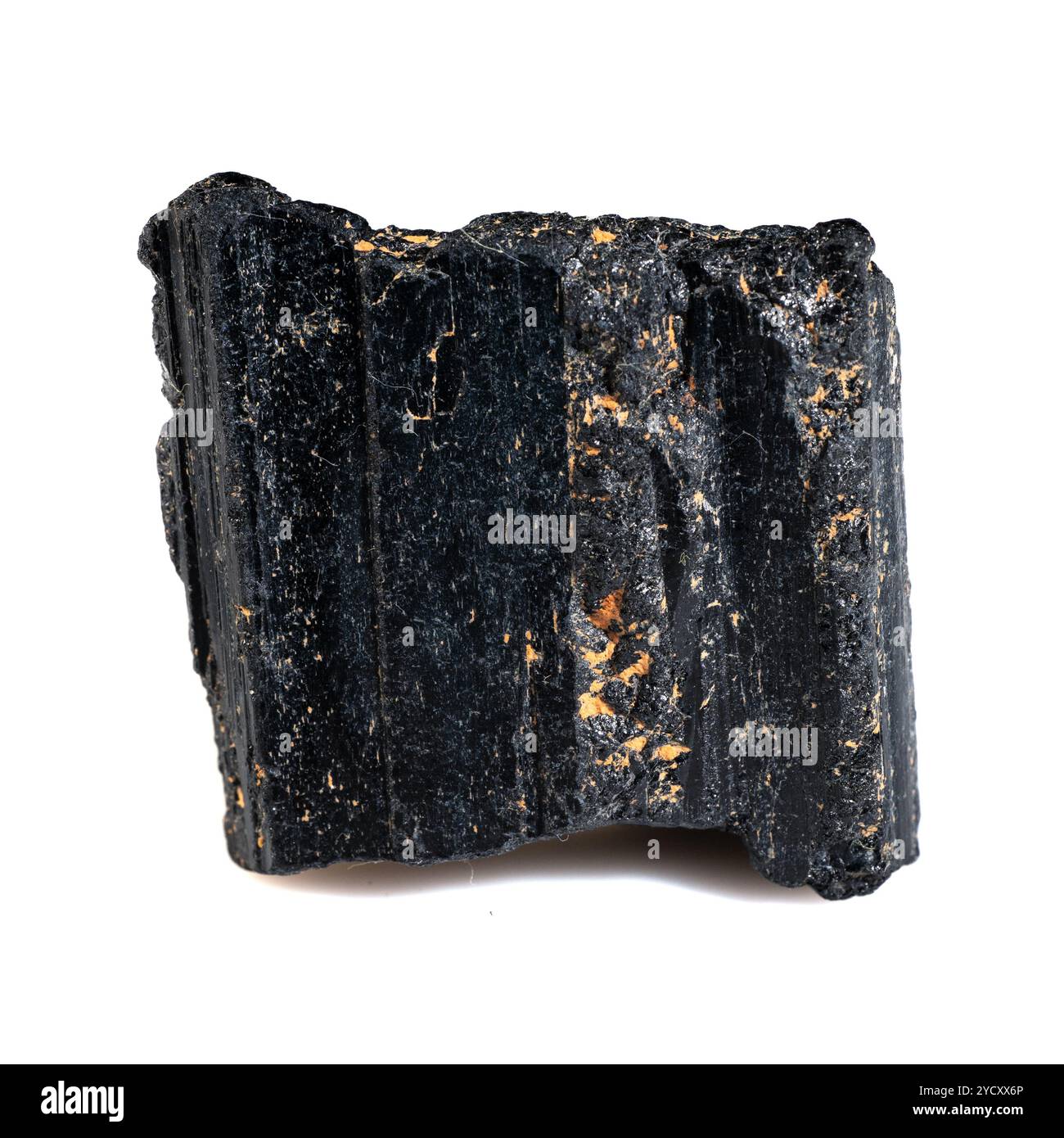 Cristallo di tormalina nera naturale con striature e texture terrose. Foto Stock