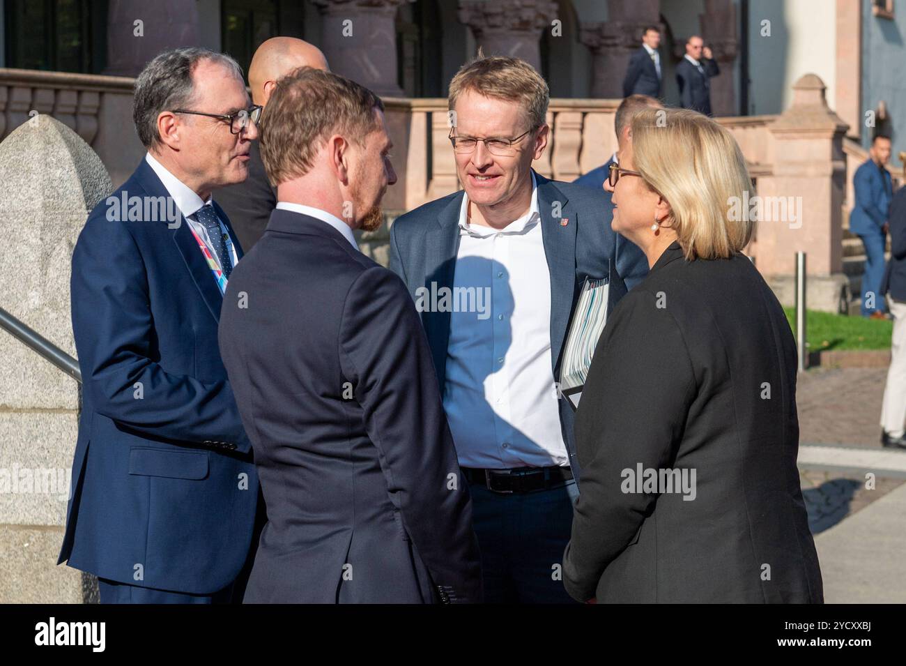 Lipsia - Ministerpräsidenten kommen zur MPK in Sachsen zusammen: MP Kretschmer empfängt Gäste an der Kongresshalle 24.10.2024 ab 13,20 UhrLeipzig, Pfaffendorfer Straße Kongresshalle am Zoo im foto: Michael Kretschmer CDU, l, Ministerpräsident von Sachsen, Daniel Günther CDU, Ministerpräsident von Schleswig-Holstein und Anke Rehlinger SPD, Ministerpräsidentin des Saarland, begrüßen des Saarland, Auftakipt der Ministerpräsidentenkonferenz in Lezig 24. und 25. Oktober 2024 kommen die Ministerpräsidenten der deutschen Bundesländer zur Ministerpräsidentenkonferenz in Leipzig zusammen. Schwerpunkte d Foto Stock