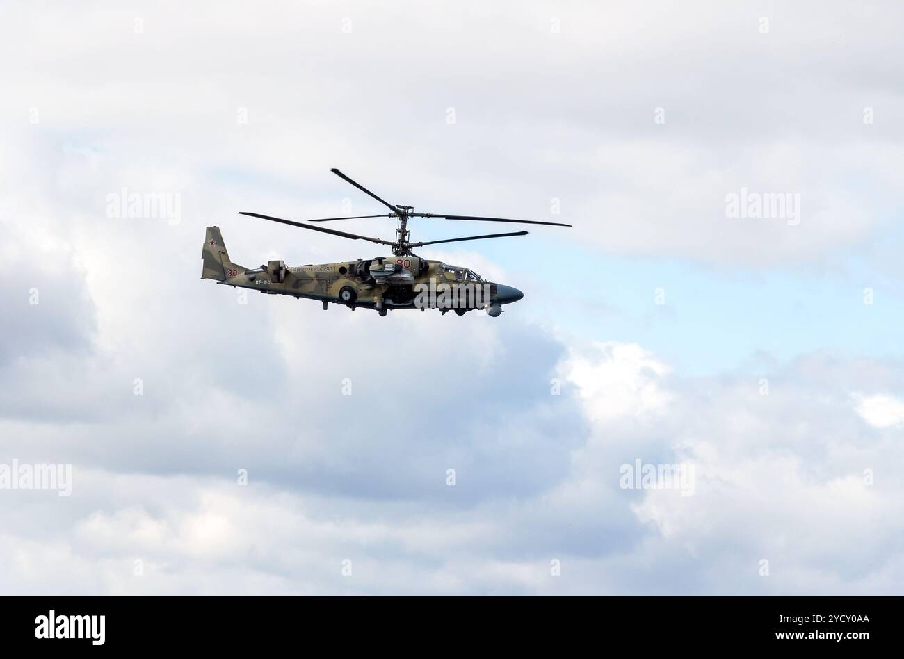 Elicottero militare d'attacco Havoc dell'Aeronautica militare russa mi-28 in volo mimetico contro il cielo nuvoloso Foto Stock