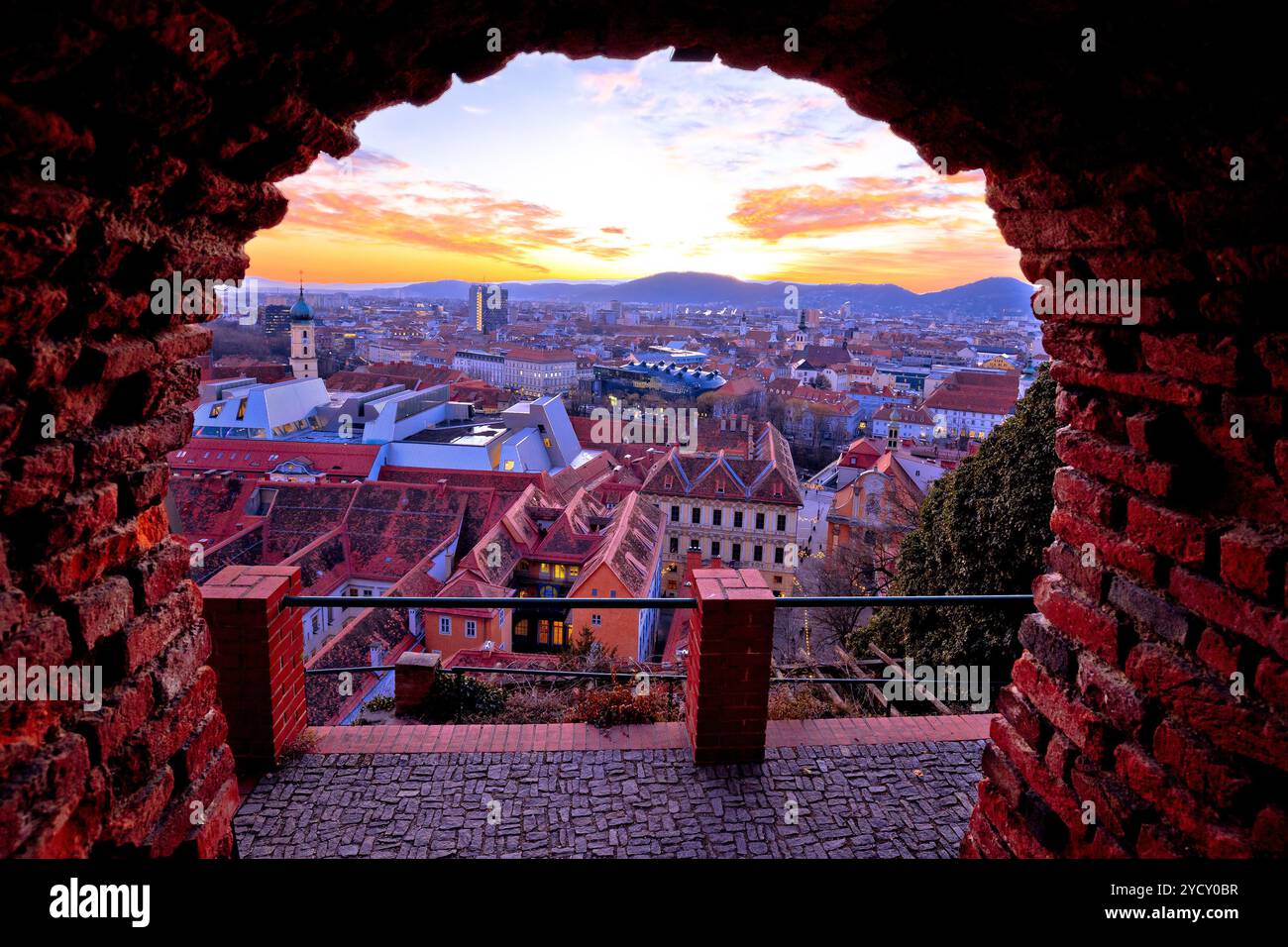 Centro di Graz e il fiume Mur masterizzazione antenna vista tramonto Foto Stock