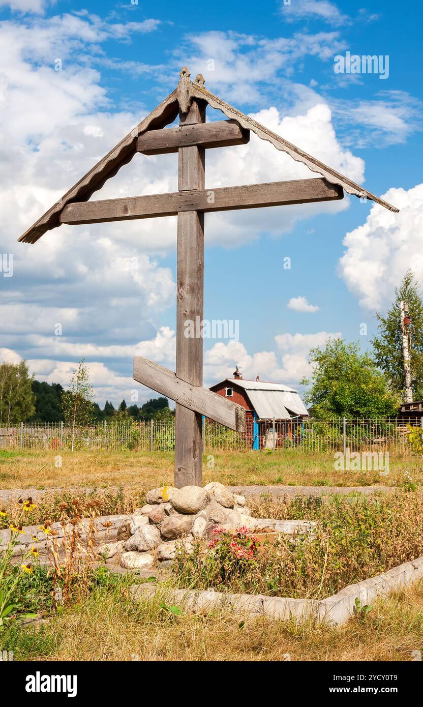 In legno croce ortodossa nel villaggio russo in estate giornata di sole Foto Stock