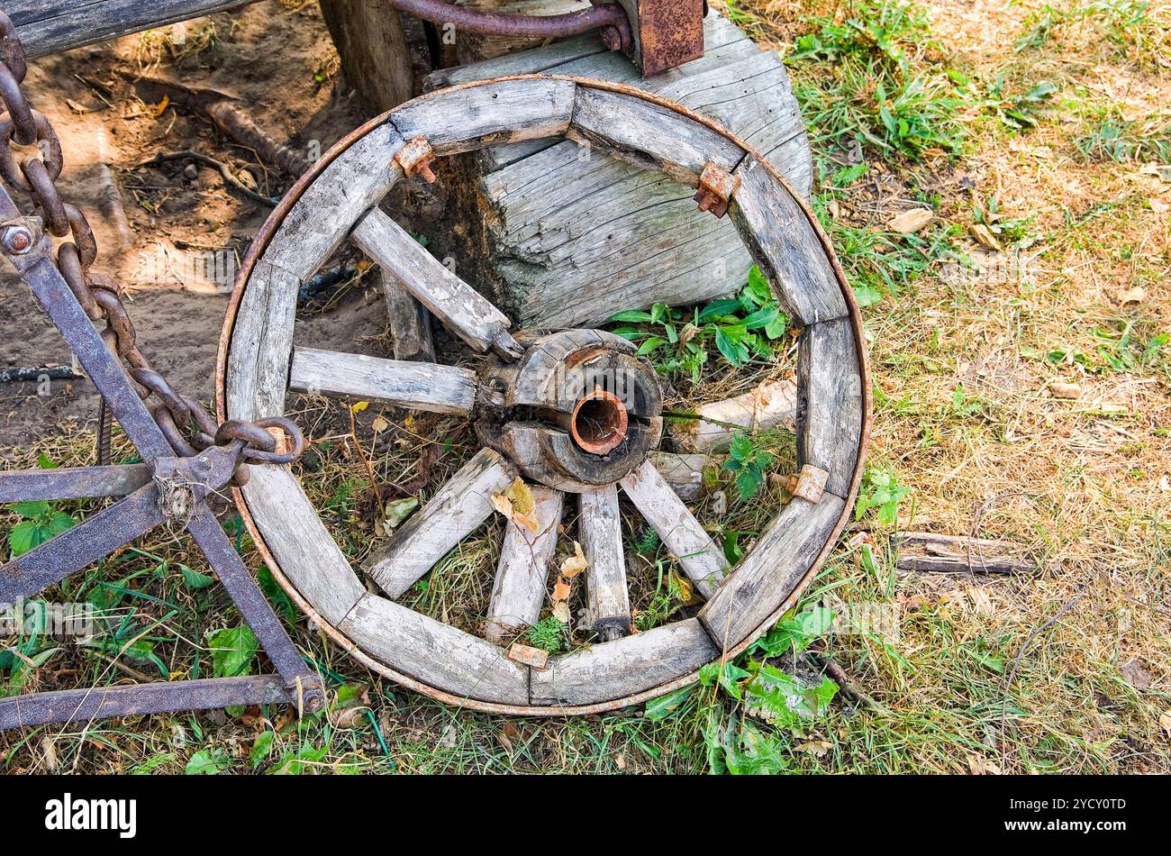 In legno antico ruota rotto nel villaggio abbandonato nel giorno di estate Foto Stock