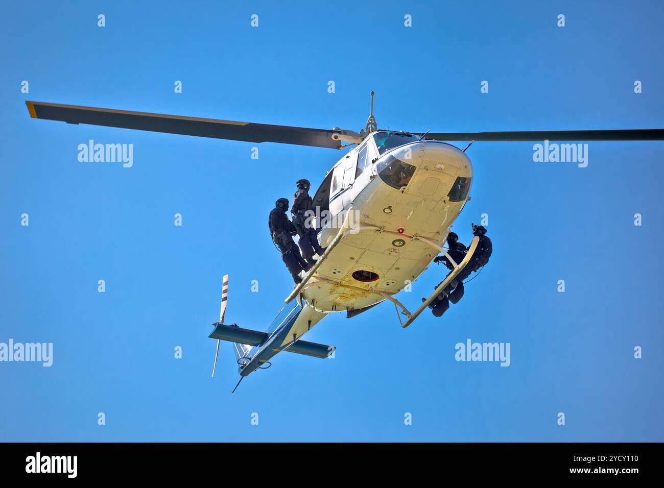 Squadra delle forze speciali pronta per il salto con la corda in elicottero Foto Stock