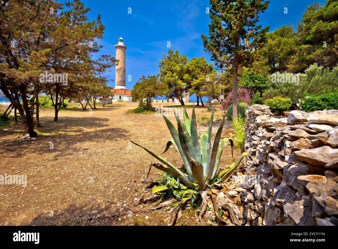 Veli Rat faro nel verde paesaggio mediterraneo Foto Stock