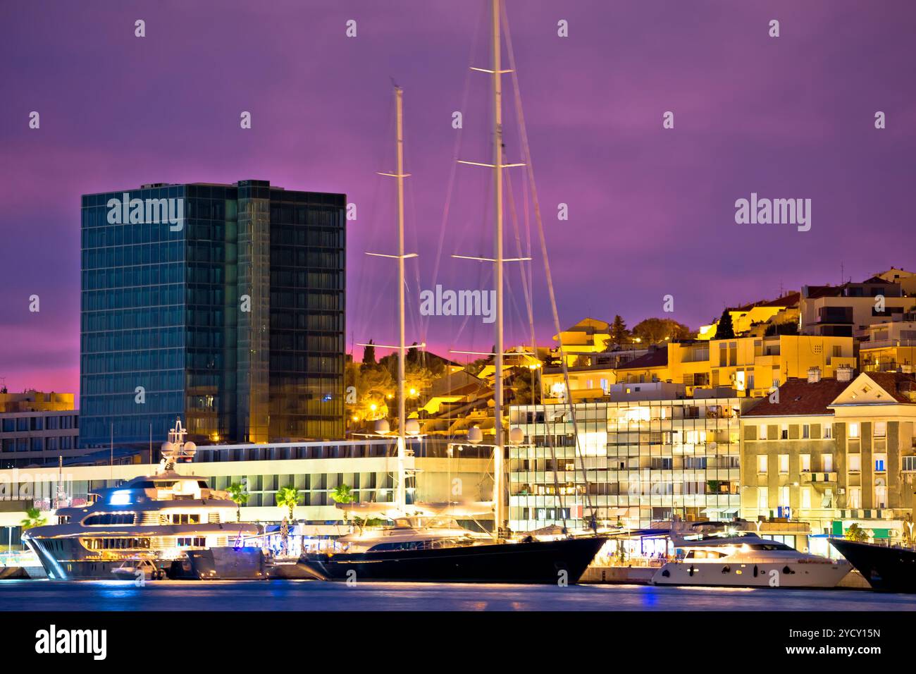 Yacht di lusso sul lungomare Spalato vista serale Foto Stock