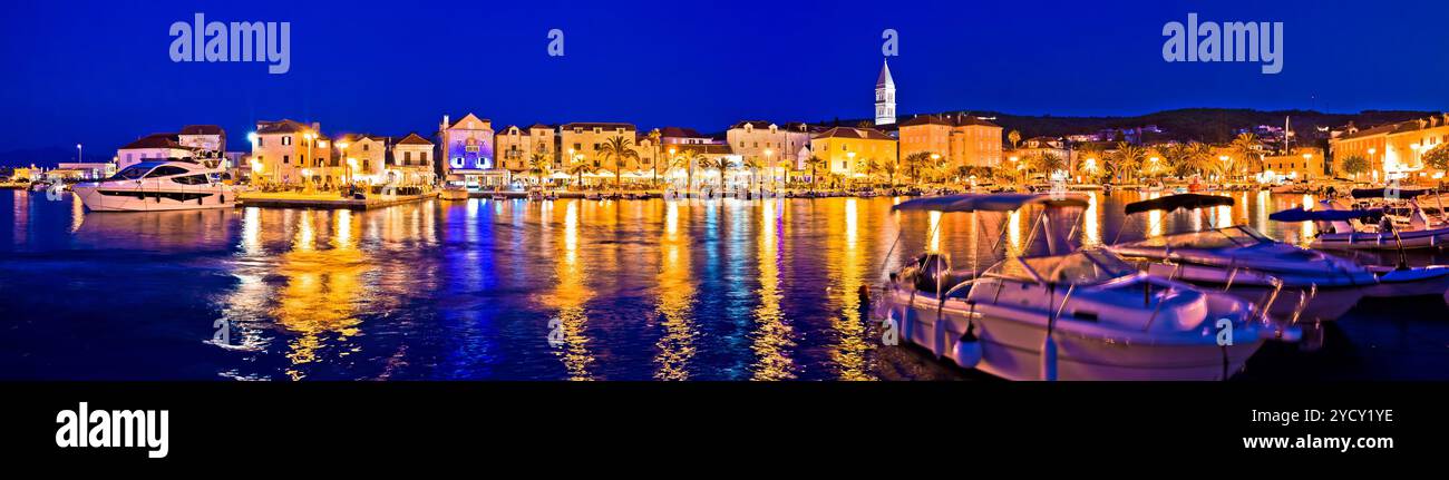 Supetar waterfront sera vista panoramica dal mare Foto Stock