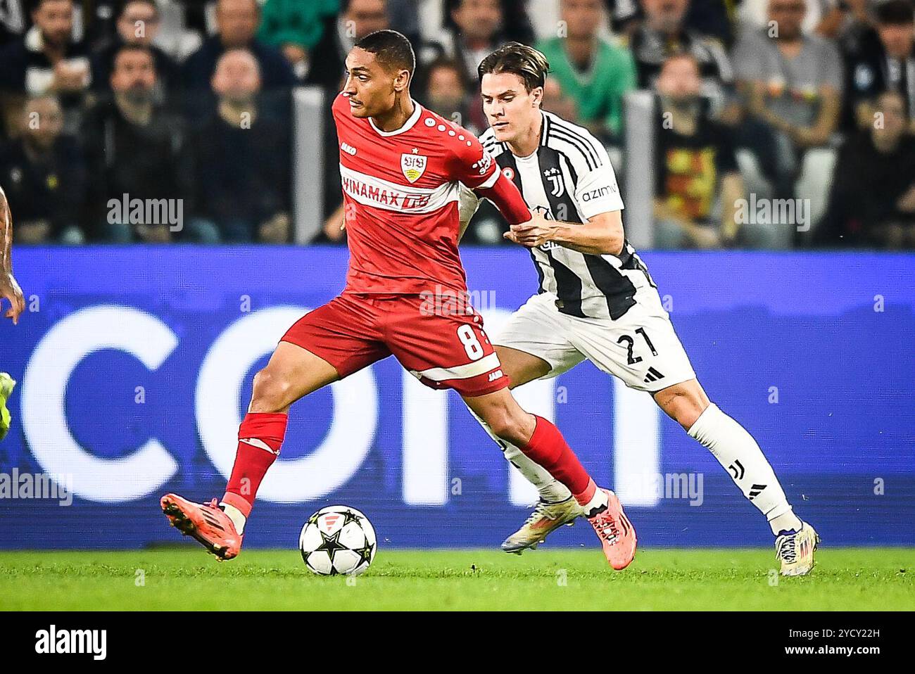 Torino, Italia 22 ottobre 2024, Enzo MILLOT di Stoccarda e Nicolo FAGIOLI della Juventus durante la partita di calcio UEFA Champions League, fase MD3 tra Juventus FC e VfB Stoccarda il 22 ottobre 2024 allo stadio Allianz di Torino Foto Stock