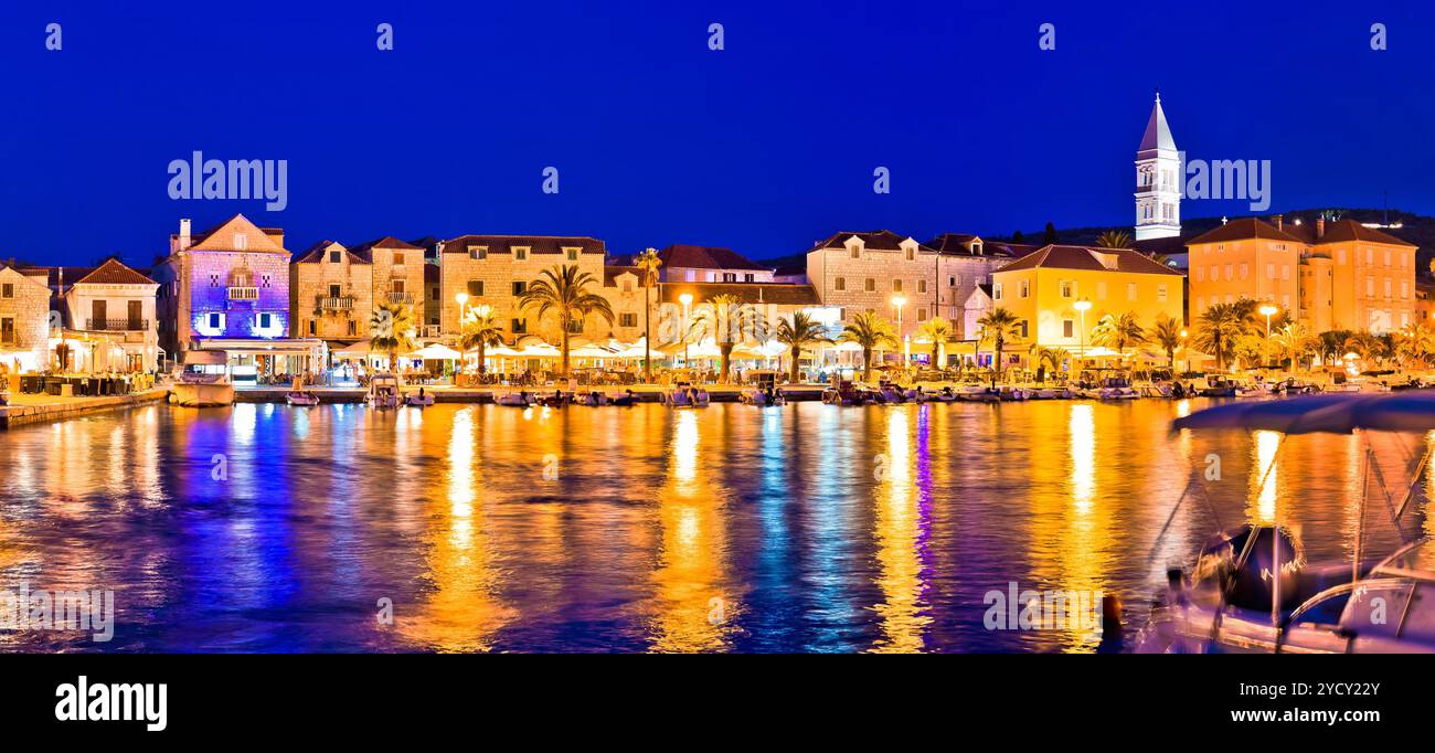 Supetar waterfront sera vista panoramica dal mare Foto Stock