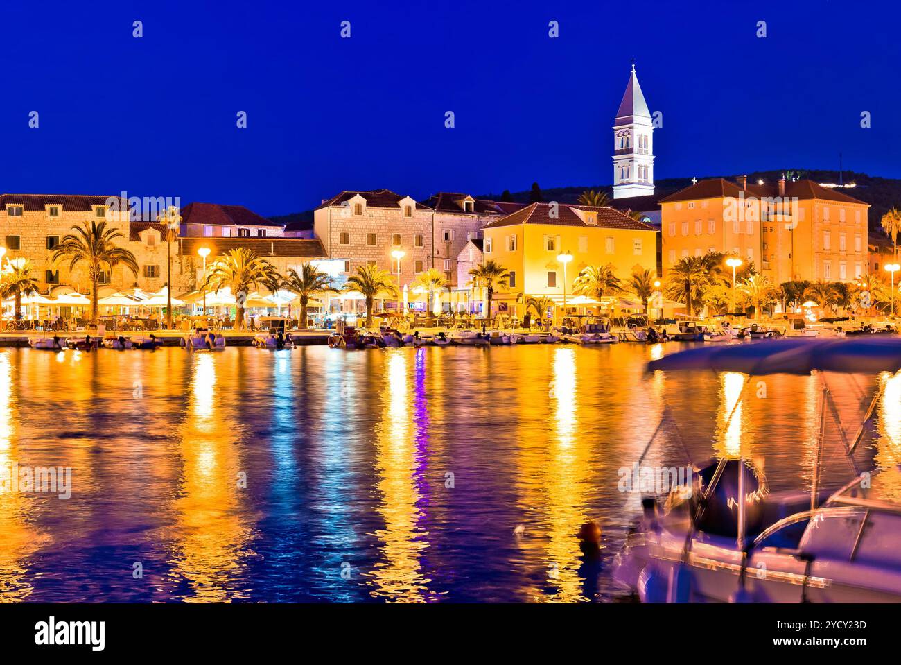 Supetar waterfront sera vista panoramica dal mare Foto Stock